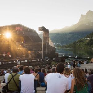 El festival Pirineos Sur al anochecer. 